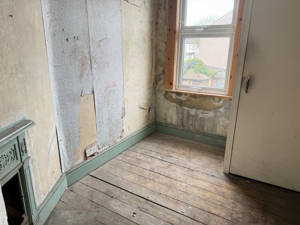 Lot: 135 - TERRACE HOUSE FOR TOTAL REFURBISHMENT - Bedroom 3